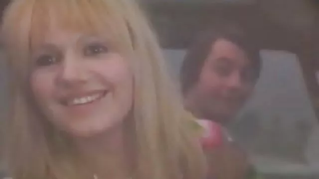 Szczupła dziewczyna kręci darmowe owlosione cipki męską cipkę
