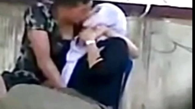 Ma swoje darmowe filmy porno pijana gardło, nie biorąc go dla niej