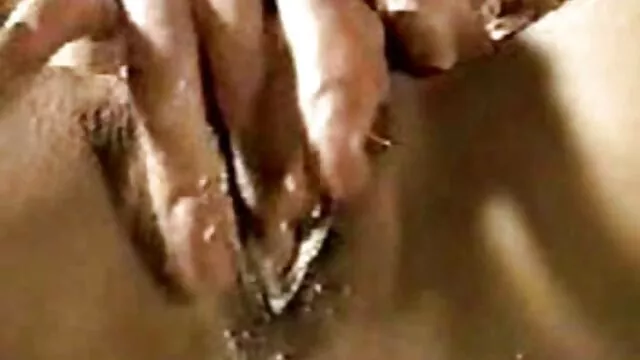 Ładna szczupła młoda Gina leży obok pozycji nowe darmowe porno 69