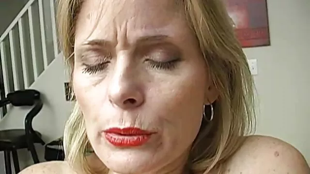Kobieta rozmawiała w łazience, podczas gdy jego żona próbowała mocny sex za darmo otworzyć drzwi